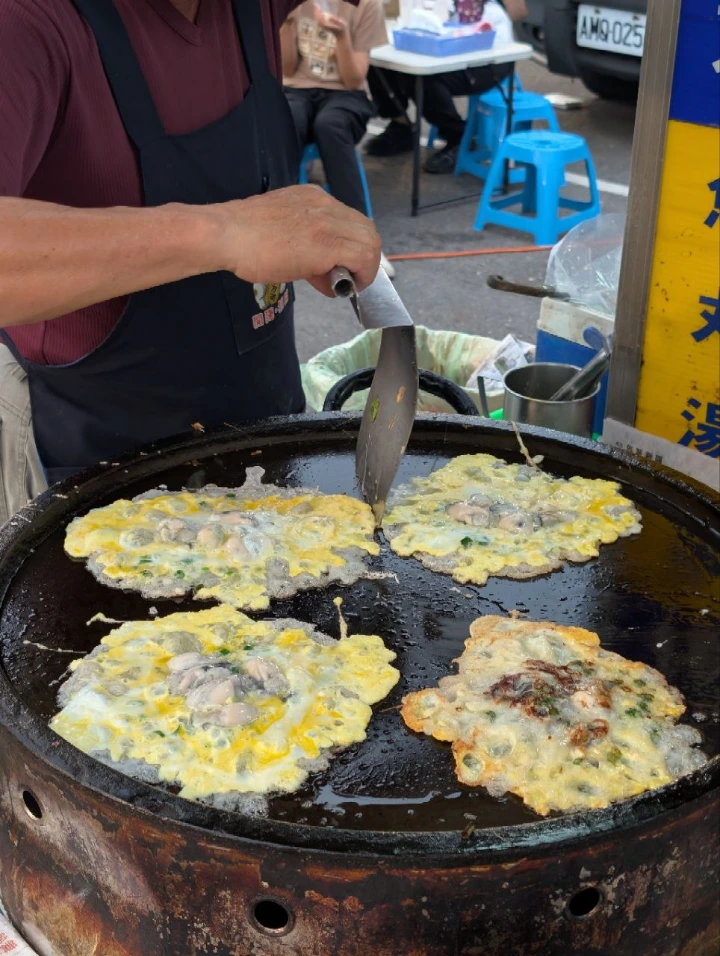 鐵板上滋滋作響的蚵仔煎與花枝煎